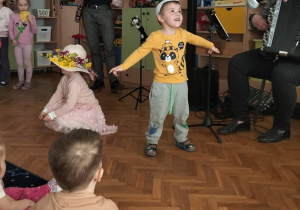 Chłopiec - bocian przylatuje na wiosnę