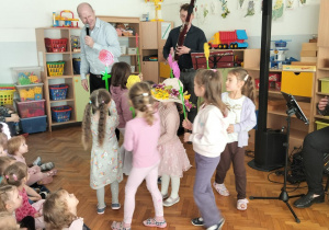 Dzieci - kwiaty budzą Wiosnę