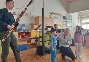 Dzieci - kotek i myszka bawią się przy muzyce