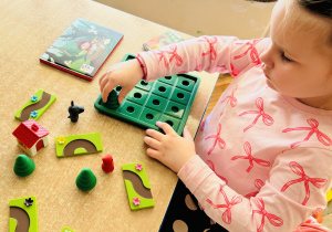 dziewczynka gra w grę Smart