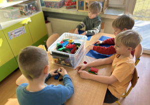 Chłopcy układają klocki