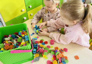 Dziewczynki konstruują z klocków