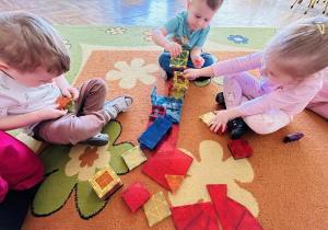 Dieci budują z klocków magnetycznych