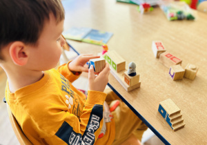 Dziecko gra w grę Smart