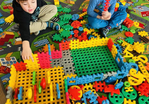 Zabawy manipulacyjno-konstrukcyjne