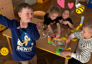 Dzieci w sali bawią się klockami