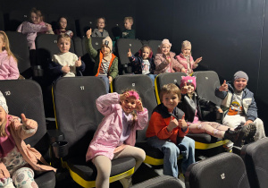 Dzieci w sali kinowej