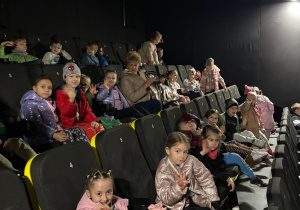 Dzieci czekają na rozpoczęcie filmu