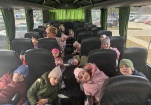 Dzieci siedzą w autobusie