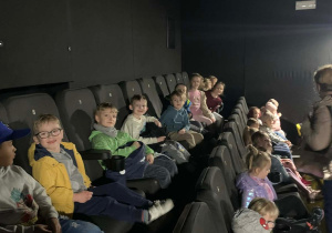 Dzieci przed rozpoczęciem seansu