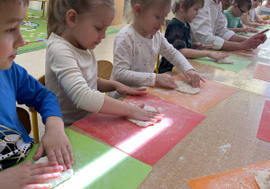 Dzieci przygotowują ciasto na chlebki