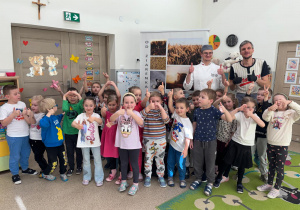 Dzieci pozują do zdjęcia z piekarzami