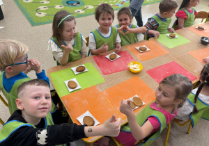 Dzieci przygotowują mazurki
