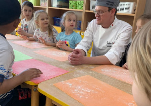 Dzieci słuchają opowieści piekarza