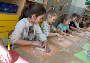 Dzieci przygotowują ciasto na chlebki