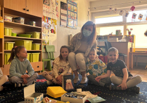 Dzieci pozują do zdjęcia z nauczycielką