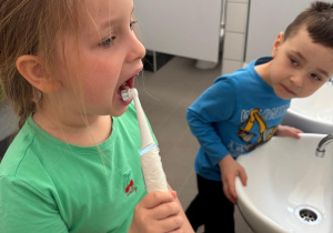 Dziewczynka myje zęby