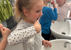 Dziewczynka myje zęby