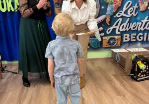 Chłopiec odbiera nagrodę