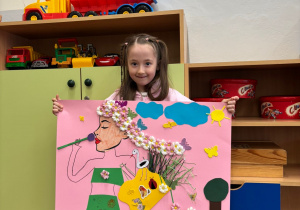 Dziewczynka z pracą konkursową