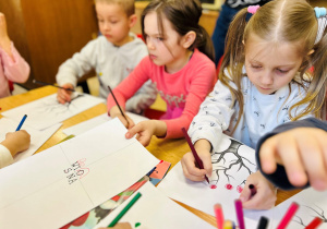 dzieci rysują