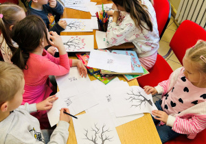dzieci rysują