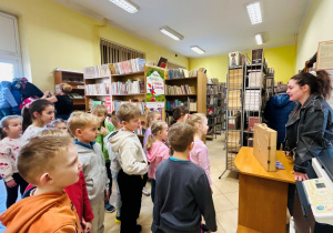 Wynalazcy słuchają o pracy w bibliotece