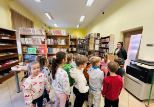 Wynalazcy słuchają o pracy w bibliotece