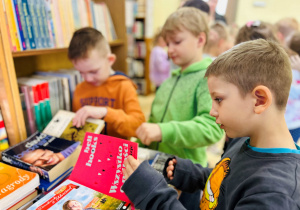 Dzieci oglądają książki