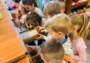 Dzieci oglądają katalog z książkami