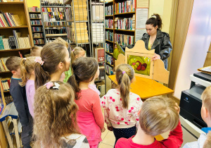 Dzieci oglądają teatrzyk