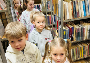 Dzieci oglądają regał z książkami