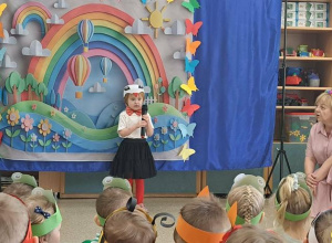 Dziewczynka z Poszukiwaczy podczas występu