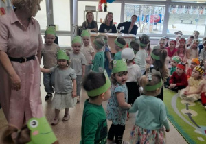 Maluszki podczas wiosennego tańca