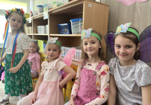 Dzieci przebrane z okazji Dnia Wiosny