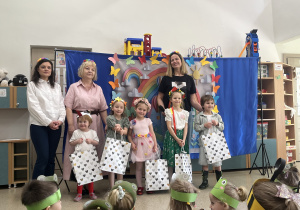 Dzieci pozują do zdjęcia