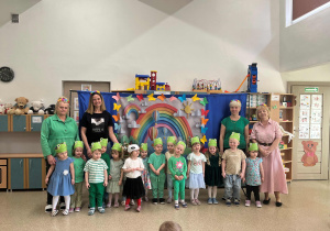 Dzieci pozują do zdjęcia