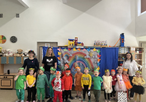 Dzieci pozują do zdjęcia