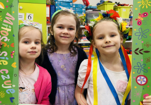 Dzieci pozują do zdjęcia