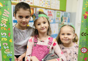 Dzieci pozują do zdjęcia