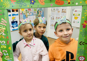 Dzieci pozują do zdjęcia