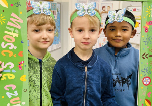 Chłopcy pozują do zdjęcia