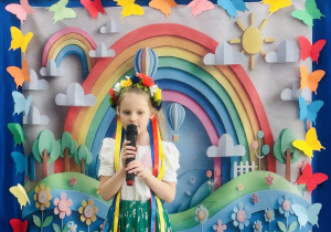 Występ solisty podczas powitania wiosny