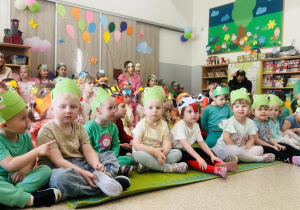 Dzieci przebrane z okazji Dnia Wiosny