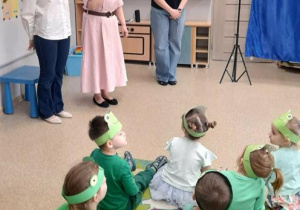 Zdjęcie pani dyrektor i nauczycielek prowadzących konkurs