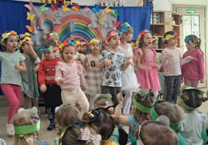 Występ dzieci podczas Dnia Wiosny