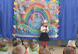 Dzieczynka śpiewa wiosenną piosenkę