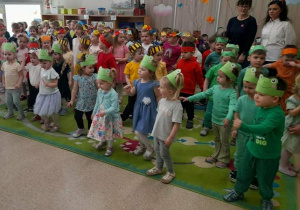 Przedszkolaki podczas wiosennego tańca