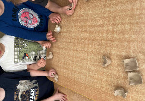 Dzieci podczas zajęć ekologicznych