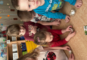 Dzieci wykładają wytłaczanki watą